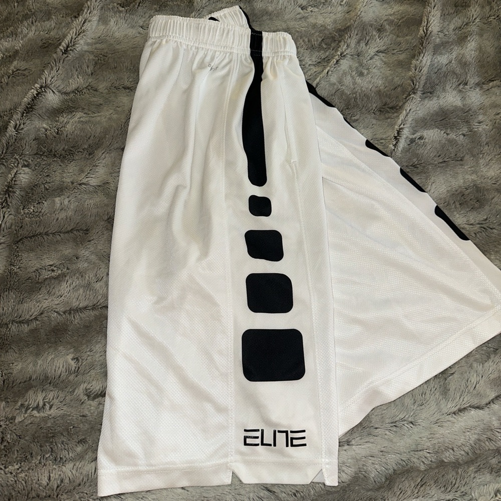 boys x-large white & black ‘Nike’ pocket shorts